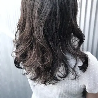 仕事中もオシャレに♡オフィスで目立ちすぎないオシャレなヘアカラーは？