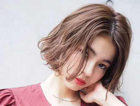 センター分けヘアが気になる！最旬スタイルと初めてでも失敗しないコツは？