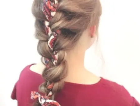 小物を使っておしゃれに！スカーフを使ったヘアアレンジ