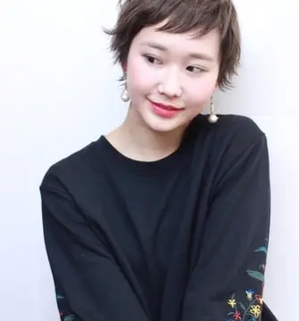 ショートヘアだってアレンジ自在！コテを使ってふわふわスタイルを楽しもう