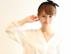 【動画】自分でできるヘアアレンジ～夏に似合う『ヘアバンドを使ったくるりんぱアレンジ』編～